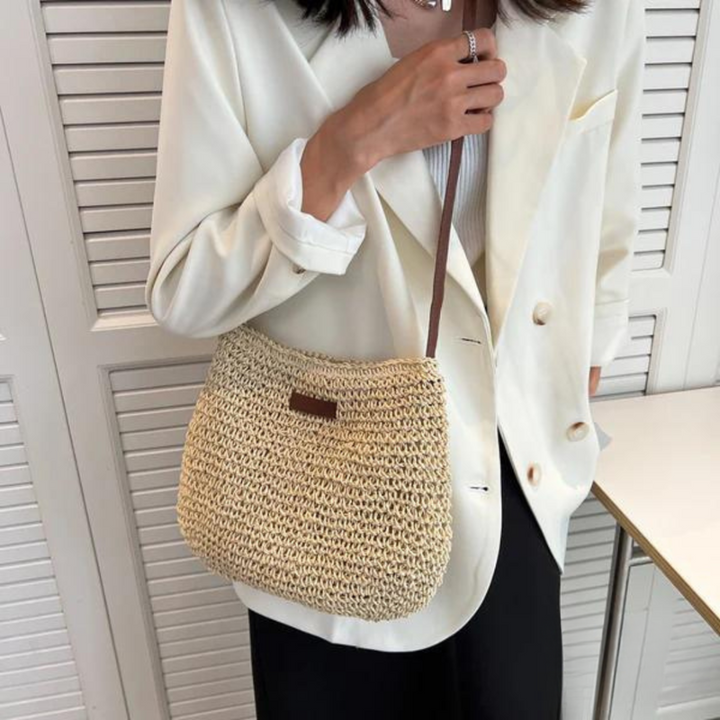 "Elegante gevlochten crossbody tas in beige en bruin met verstelbare band, ideaal voor casual of semi-formele gelegenheden."