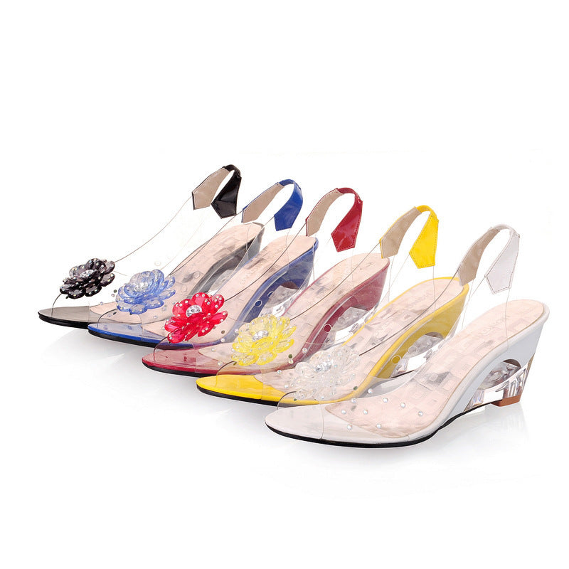 Elegante glanzende dames sleehakken Sofia met peeptoes; perfecte feestelijke zomer sandalen.