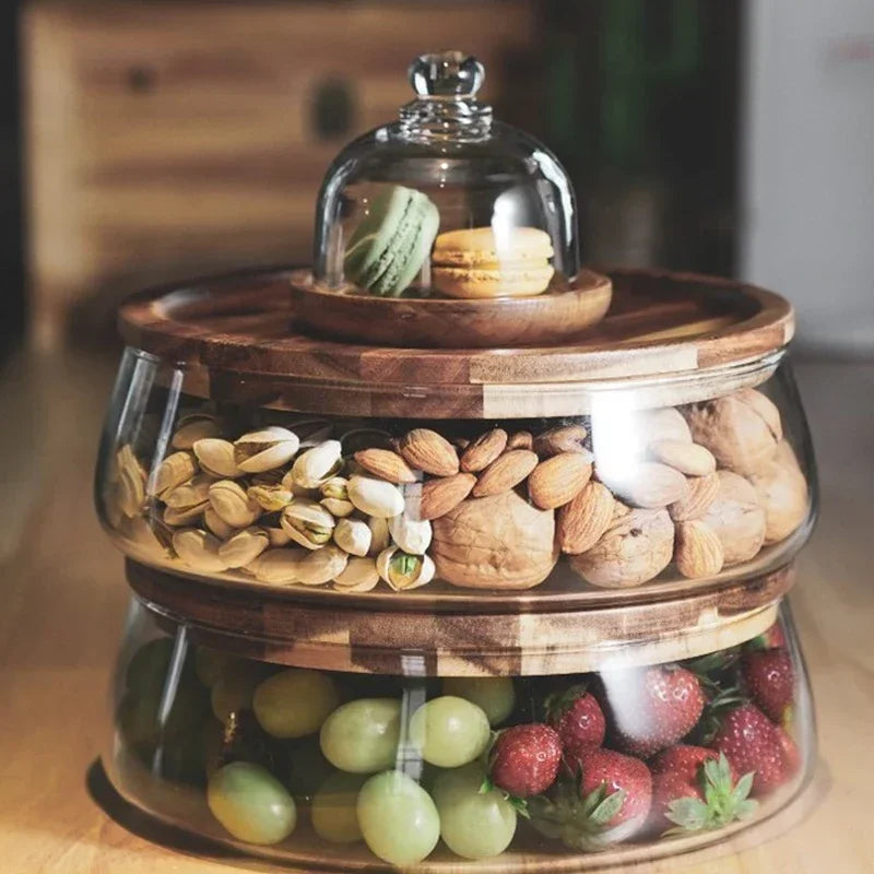 Elegante glazen schaal met acaciahouten deksel voor stijlvolle voedselopslag van gedroogd fruit of snacks.