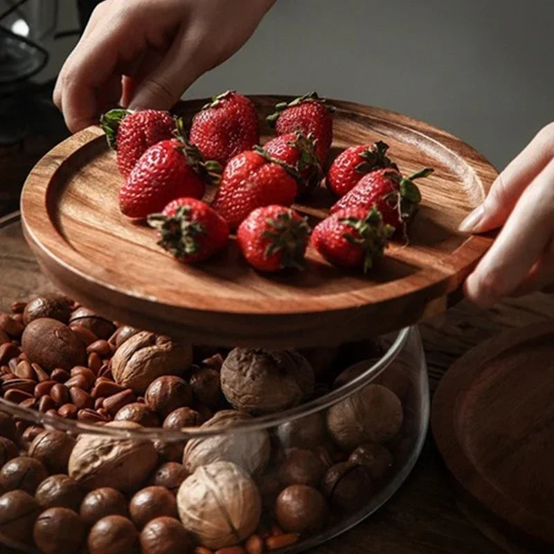Decoratieve glazen vershoudschaal met houten deksel, perfect voor het serveren van snoep of nootjes.