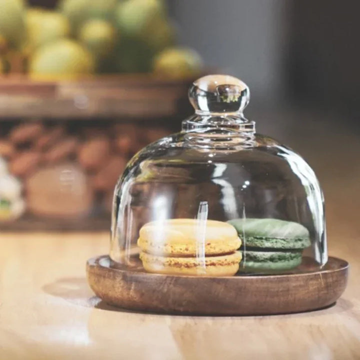 Transparante glazen schaal met elegant acaciahouten deksel, perfect voor verse snacks en snoep in huis.