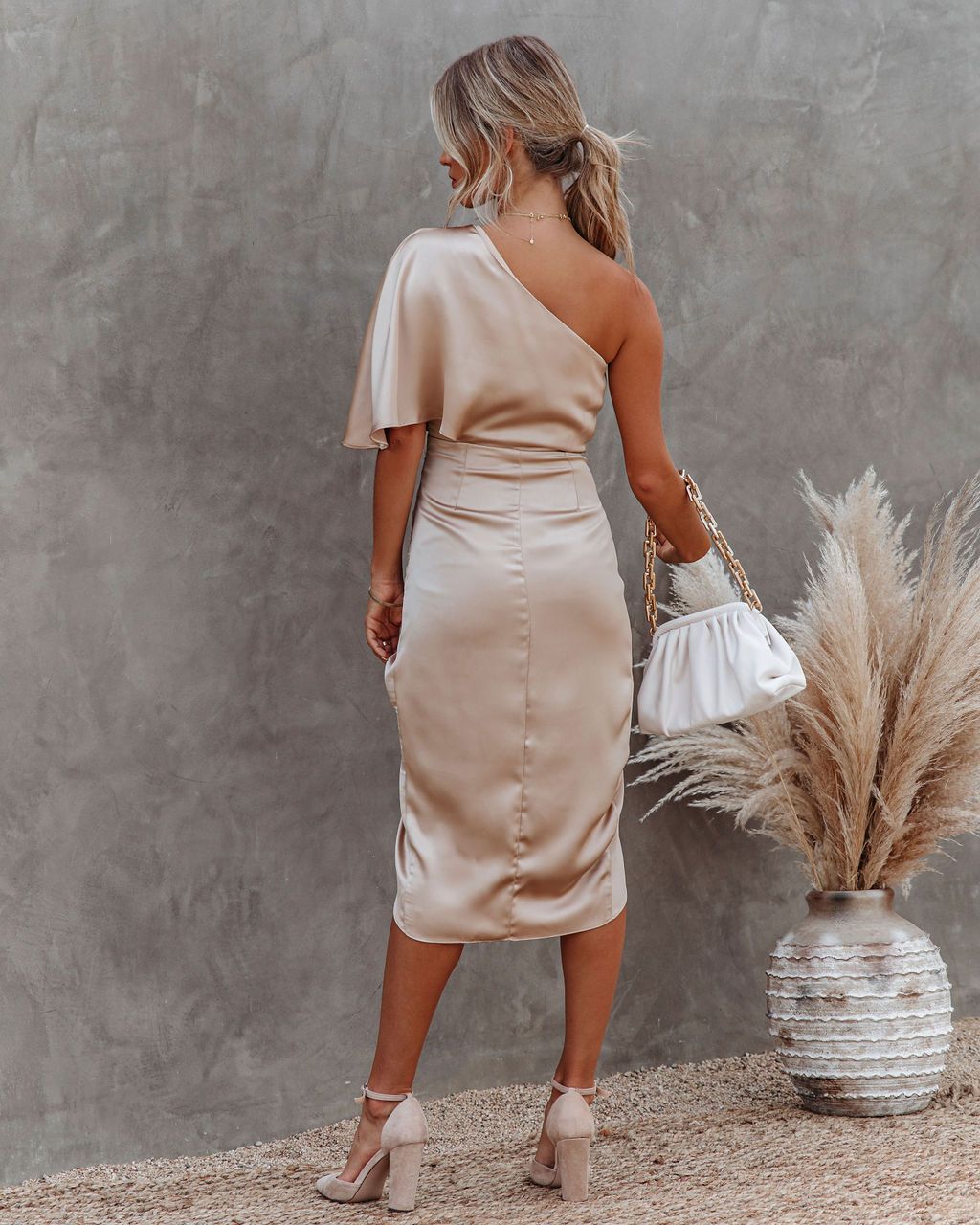 Elegante gouden asymmetrische satijnen dames zomerjurk. Perfect als feestjurk of avondjurk voor speciale gelegenheden.