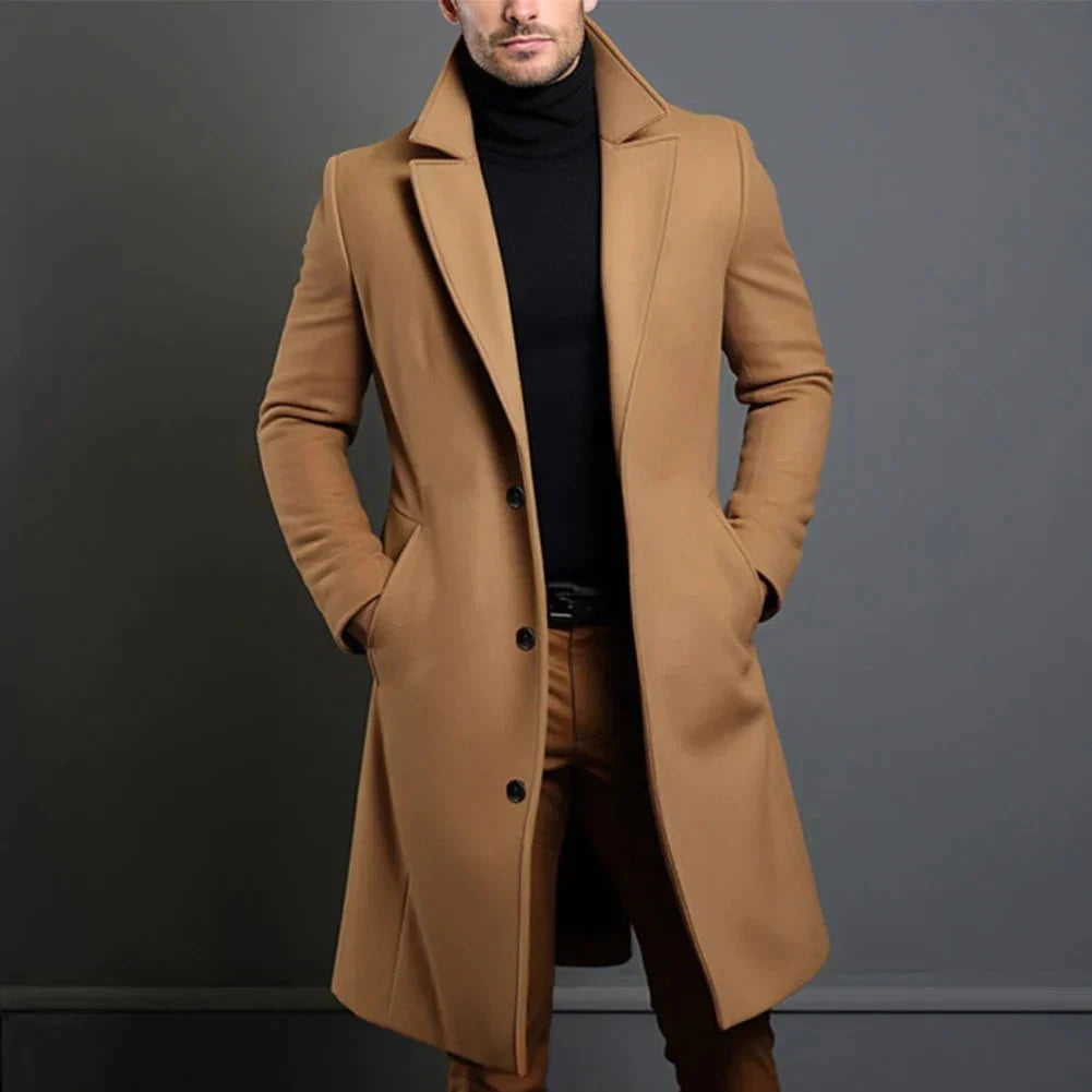 Elegante heren overjas met klassieke reverskraag in tijdloos zwart, perfect voor zakelijke kleding en winter.