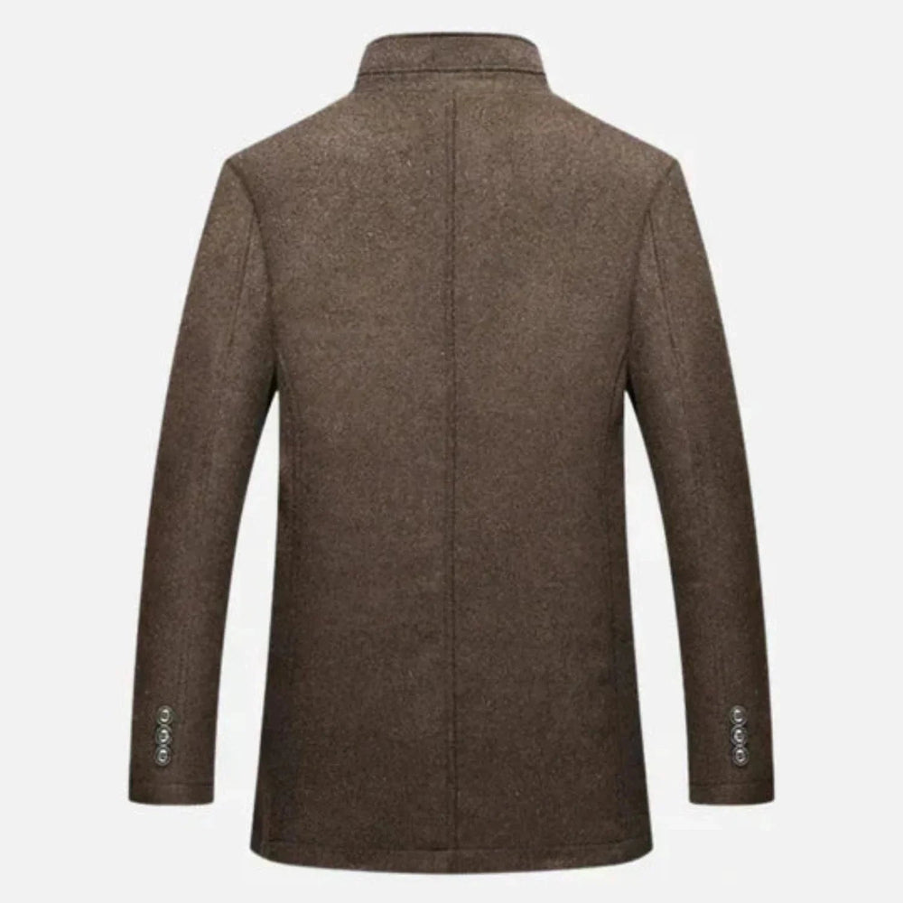 Stijlvolle herenmantel met opstaande kraag, ideaal als formele of casual buitenkleding.