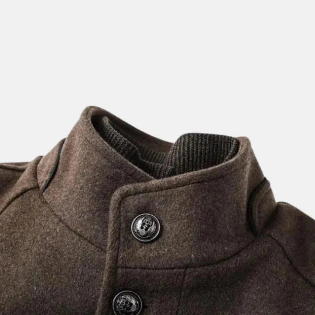 Klassieke herenjas met hoge kraag, warm en elegant voor herfst en winter.