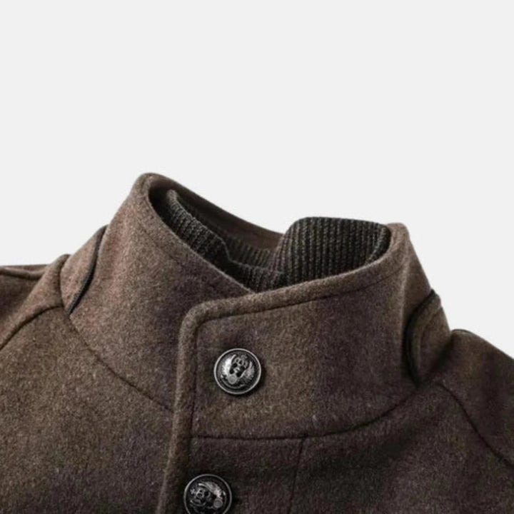 Klassieke herenjas met hoge kraag, warm en elegant voor herfst en winter.