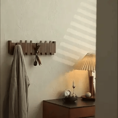 "Elegante houten kapstok met uniek pianotoetsdesign, walnoot- en beukenhout, ruimtebesparend met meerdere haken."