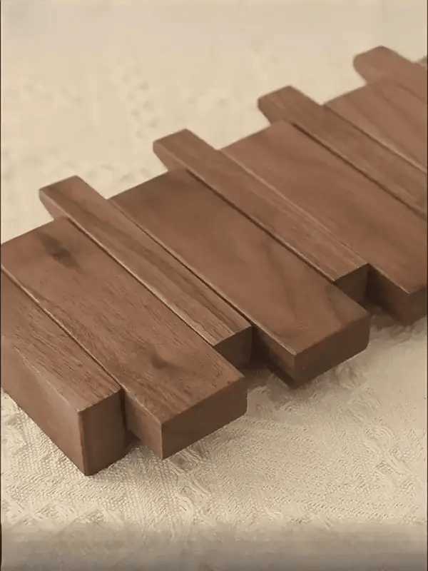 "Elegante houten kapstok met uniek pianotoetsdesign, walnoot- en beukenhout, ruimtebesparend met meerdere haken."