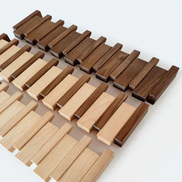 "Elegante houten kapstok met uniek pianotoetsdesign, walnoot- en beukenhout, ruimtebesparend met meerdere haken."