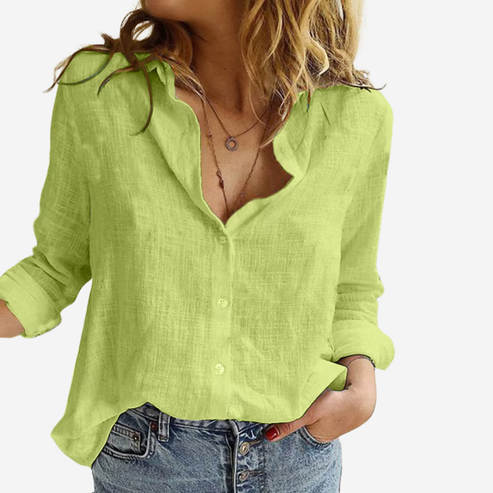 Veelzijdige Hoymans vrouwenkleding: elegante damesblouse met reverskraag, zowel casual als chic te dragen.