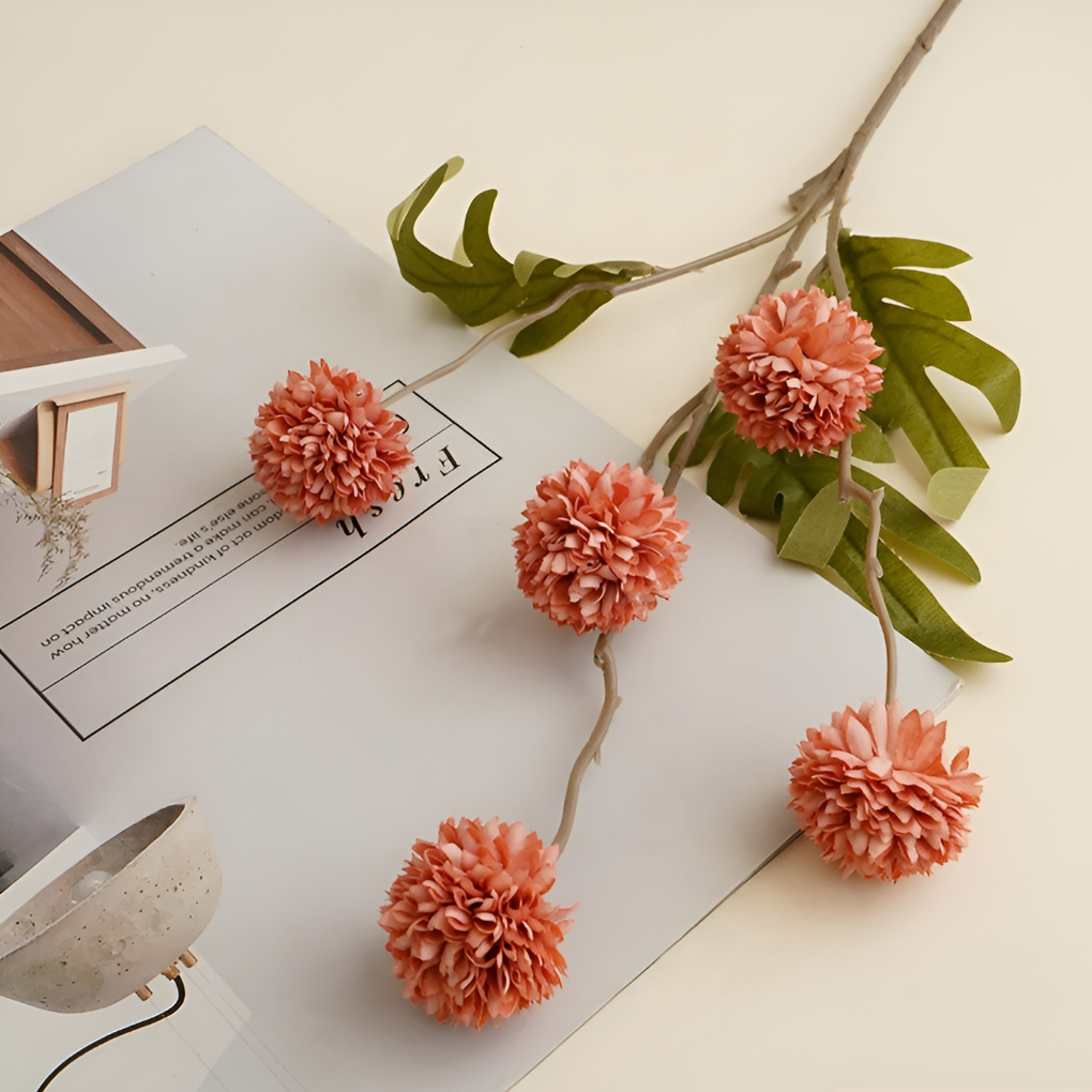 Close-up van een Kiku zijden bloem, gedetailleerd en onderhoudsvrij, ideaal als interieur decoratie.