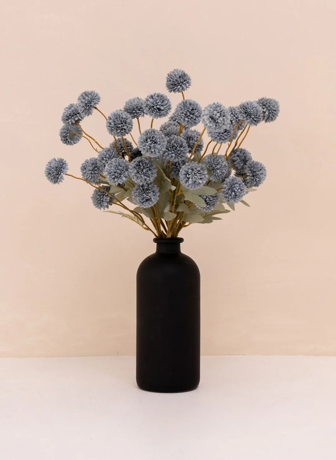 Luxe boeket van Kiku kunstbloemen in vaas, stijlvolle aanvulling voor elke elegante thuisdecoratie.