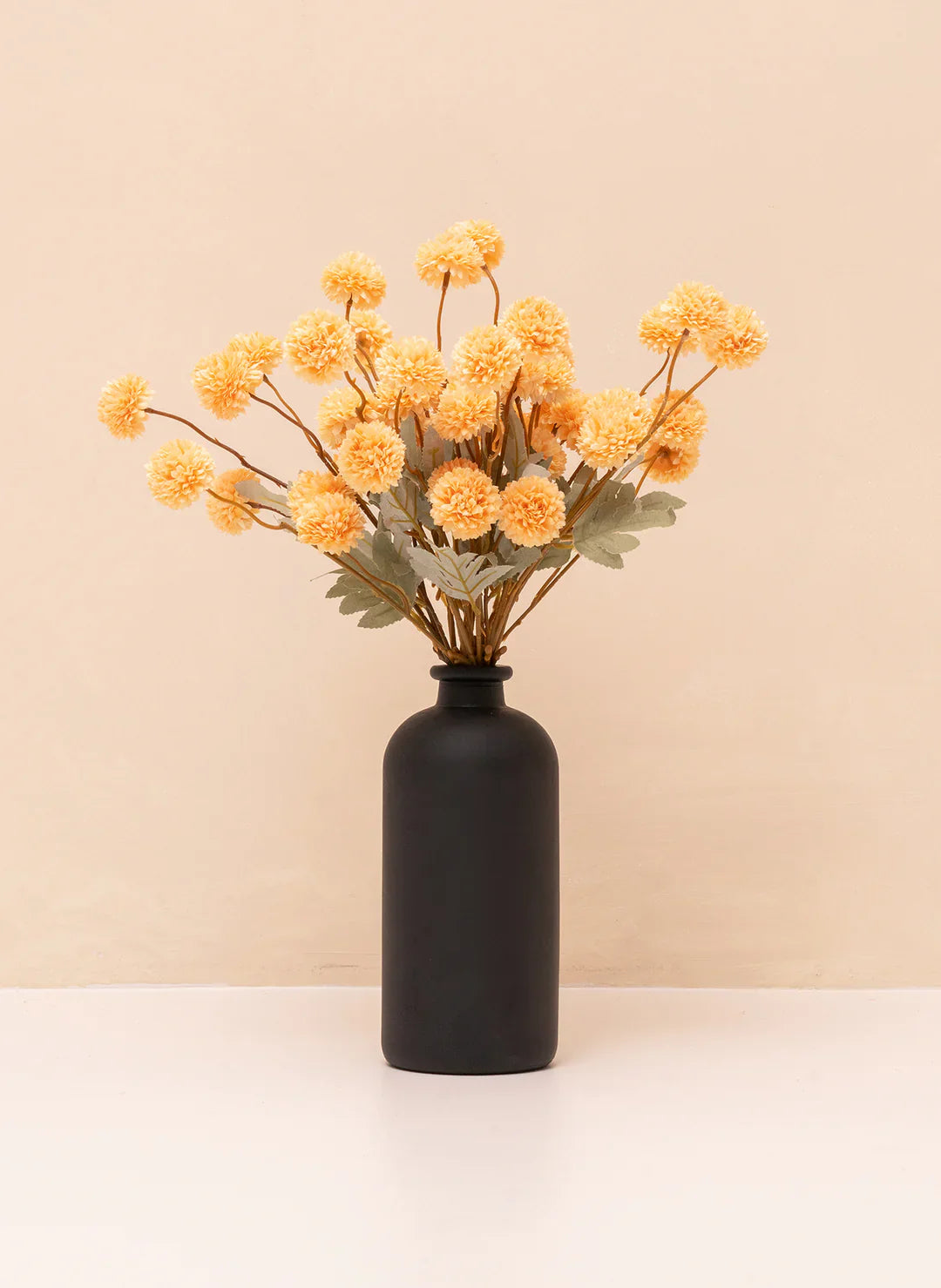 Gedetailleerde zijden Kiku bloemen, prachtige onderhoudsvrije decoratie die elke ruimte verfraait.