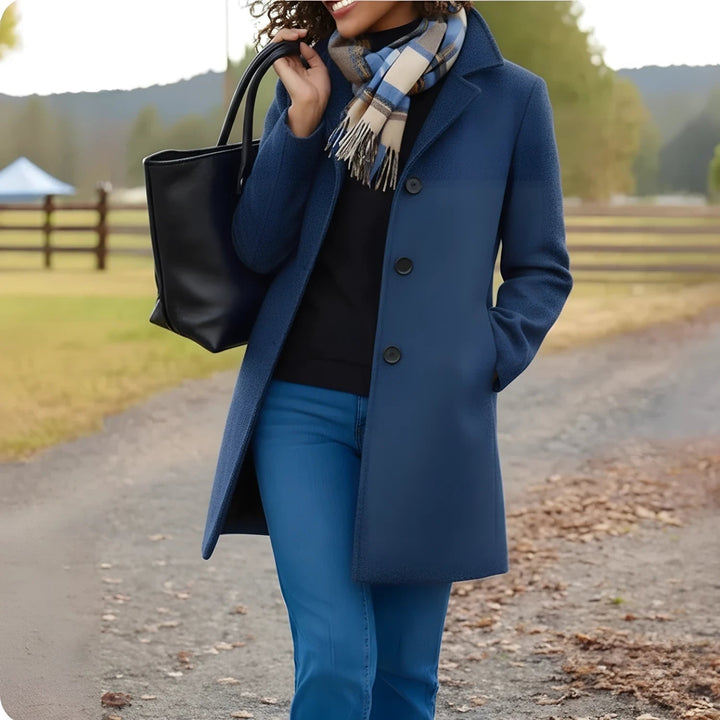 Geraffineerde klassieke dames overgangsjas met knopen. Essentiële halflange A-lijn jas voor een elegante look.