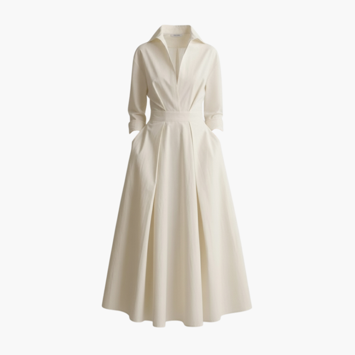 Comfortabele beige dames knoopjurk, lange zomerjurk met tailleaccent en modieuze uitstraling.