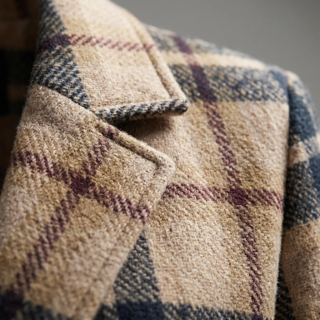 Lange geruite damesjas met opvallende revers, ideaal voor een trendy en comfortabele outfit. Casual chic mode.
