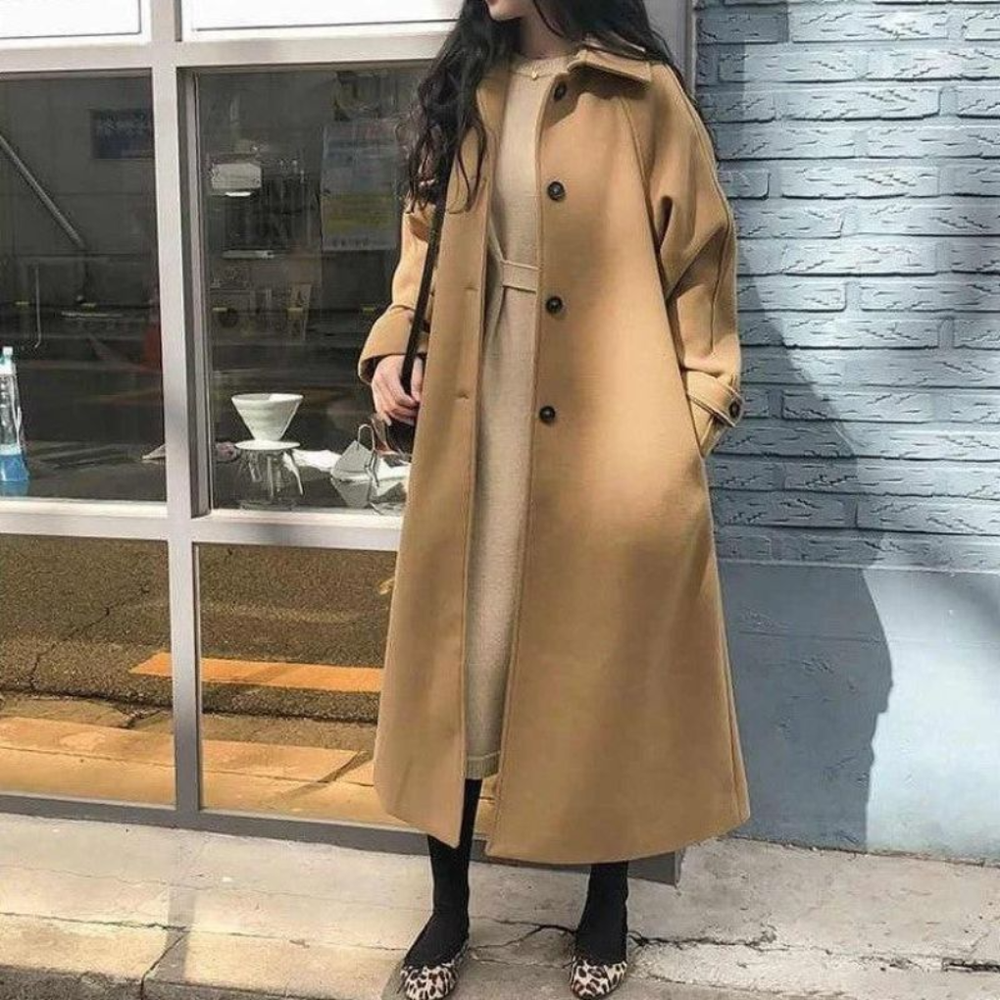 Modieuze lange beige jas voor vrouwen, veelzijdig voor casual of formele damesmode. Comfortabele seizoensjas.
