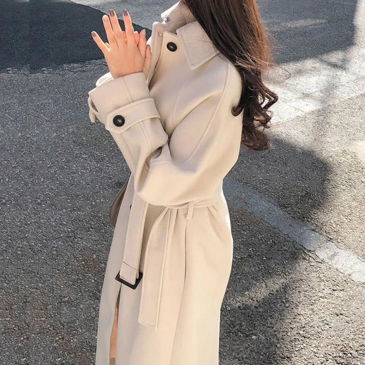Stijlvolle lange overjas voor dames, gemaakt van een duurzame polyester mix. Elegante bovenkleding voor alle seizoenen.