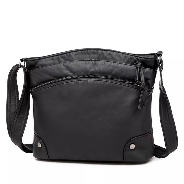 "Elegante leren schoudertas voor dames, zwart of bruin, met klep en verstelbare riem, weerbestendig en stijlvol ontwerp."