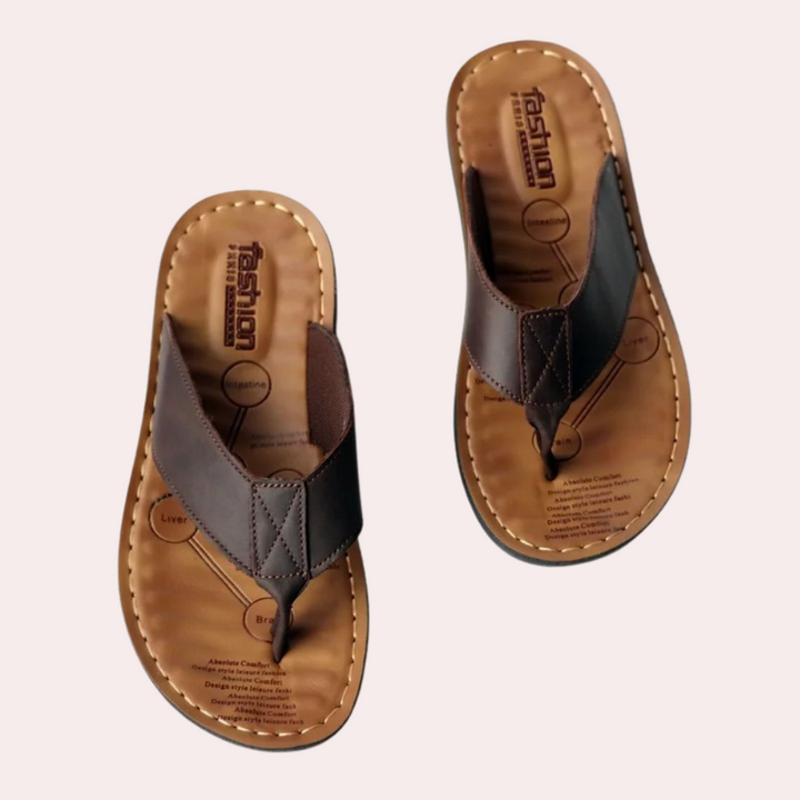 "Elegante leren zomerslippers voor heren, met ergonomisch voetbed en duurzame grip, ideaal voor stijlvolle gelegenheden."