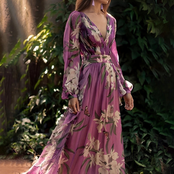 Lange casual damesjurk met bloemenprint en V-hals. Ideaal voor zomerse dagen; lila elegante maxijurk.