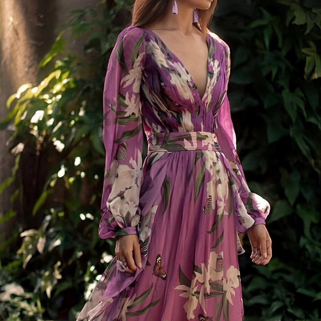 Lila elegante bloemen maxijurk voor dames. Trendy zomerjurk met V-hals, lange mouwen en flowy pasvorm.