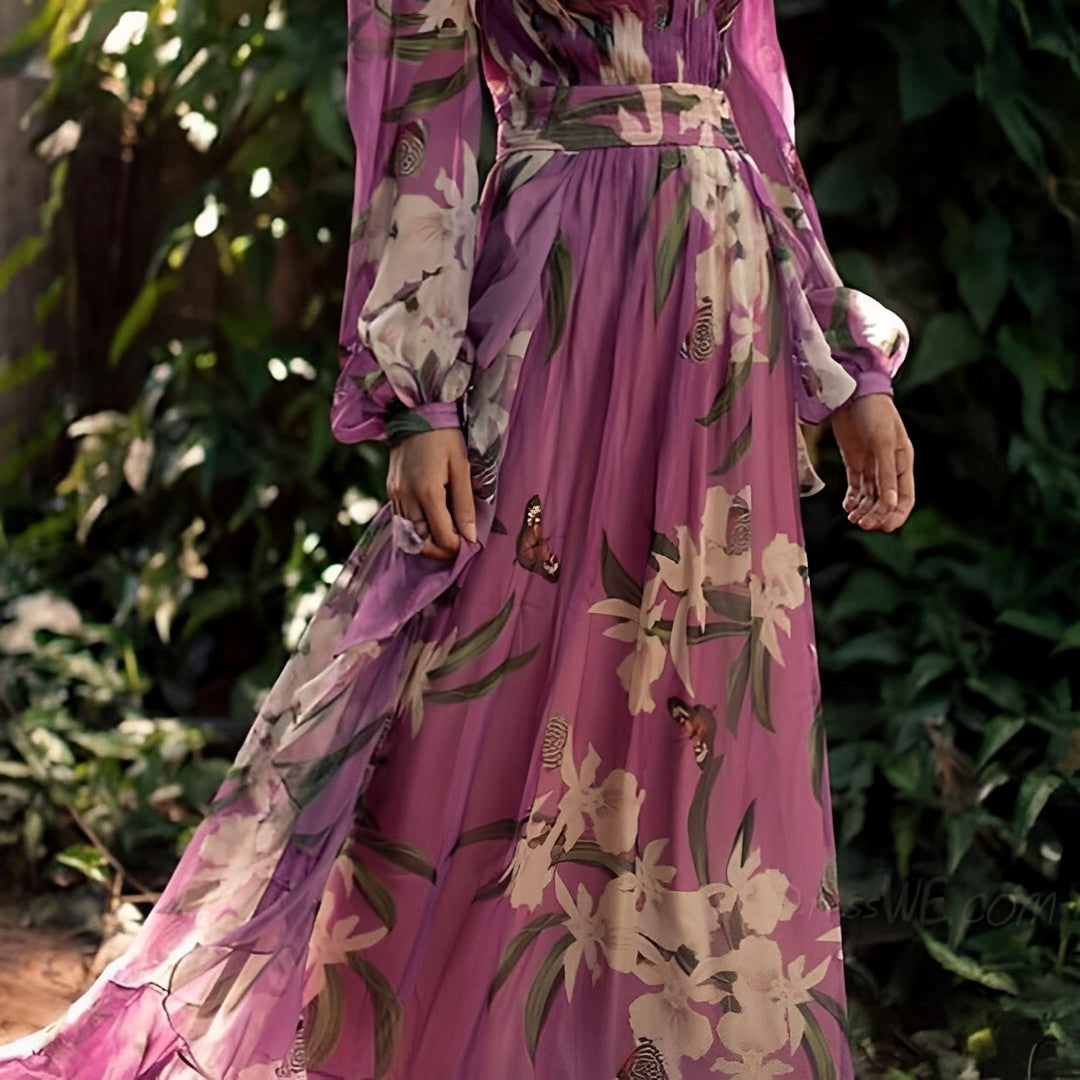 Stijlvolle lila maxijurk met bloemenprint en V-hals. Elegante damesjurk met lange mouwen voor diverse gelegenheden.