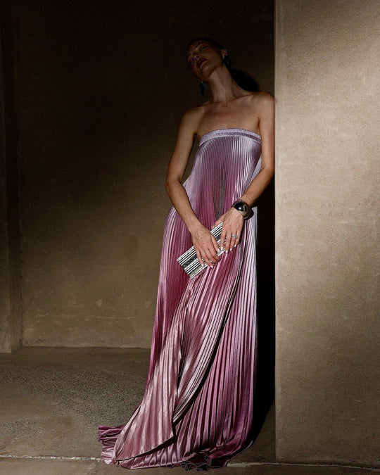 Dames elegante strapless maxi feestjurk in ombré lila, ideaal voor avondgelegenheden en gala's.