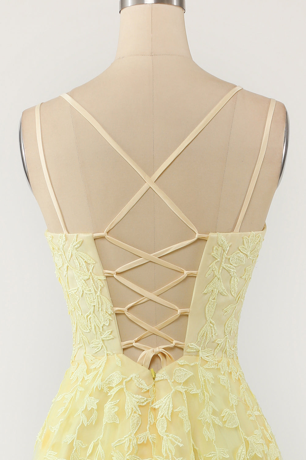 Dames galajurk van doorschijnende tule, versierd met prachtige applicaties. Formele kleding.