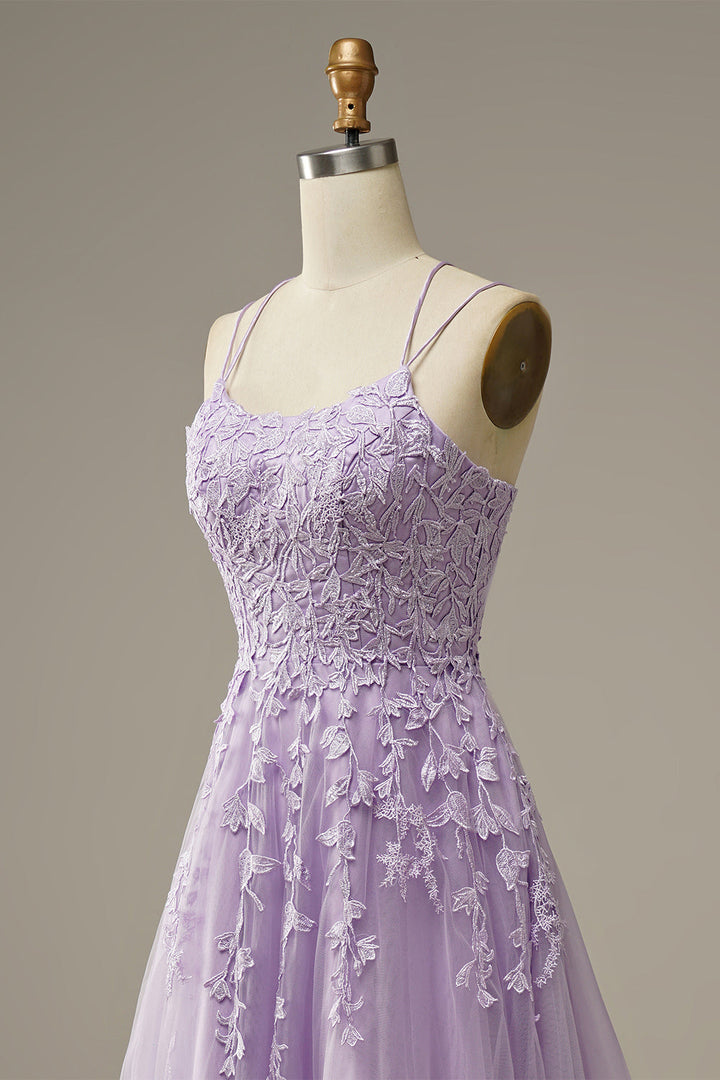 Victoria dames avondjurk: elegante tule galajurk in lila met verfijnde applicaties.