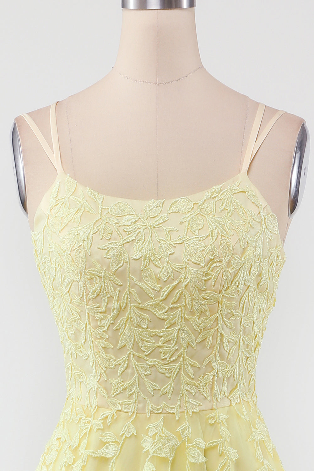 Feestelijke blauwe tule jurk met subtiele applicaties voor een chique dames outfit.