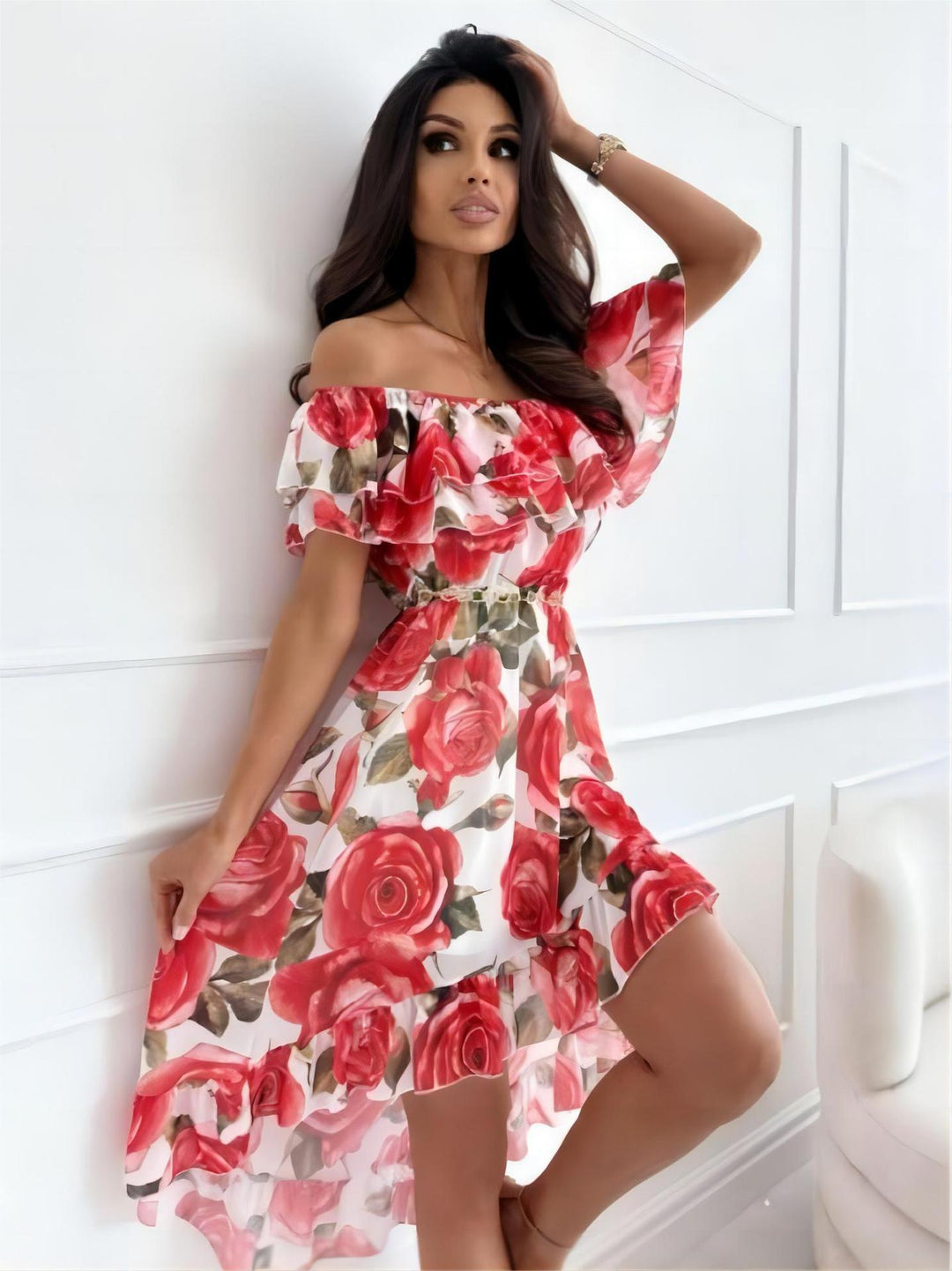 Vrouwelijke Lina off-shoulder mini-jurk met speelse ruches, ideaal voor een feestje of stranddag.