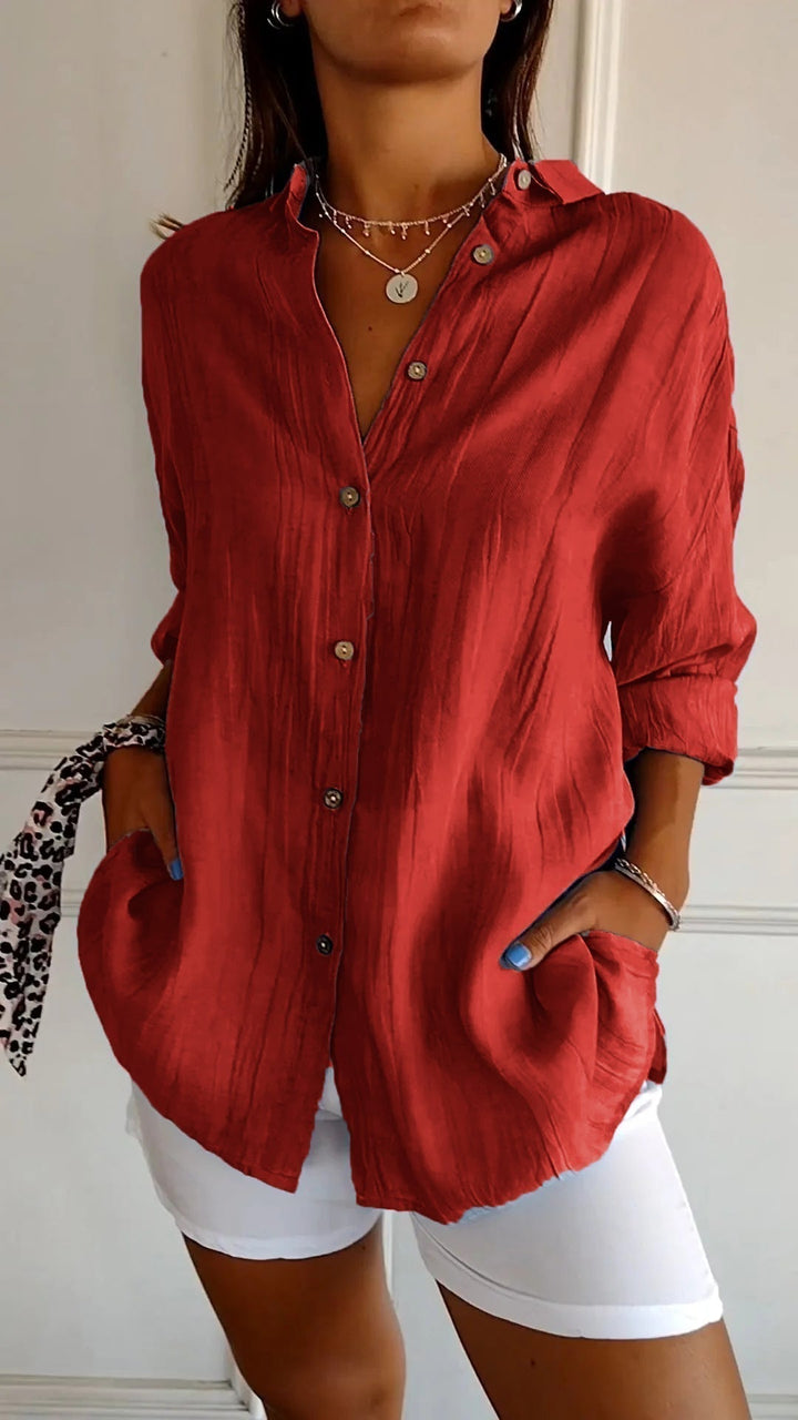 Elegante damesblouse met subtiele plooien en knopen, voor een luchtige en comfortabele pasvorm in de zomer.