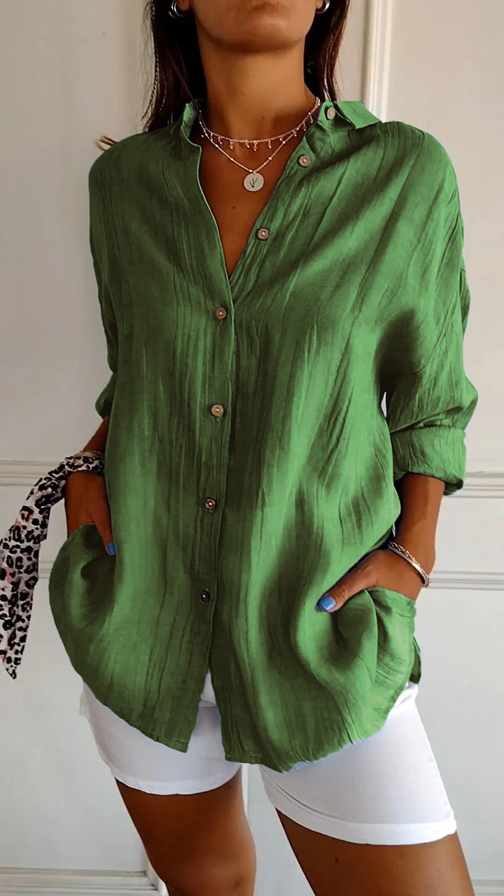 Comfortabele en stijlvolle damesblouse, loszittend met knopen, essentieel item voor elke moderne garderobe.