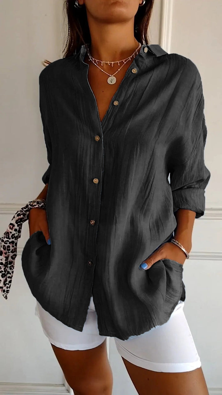 Moderne comfortabele damesblouse met knopen, loszittend en stijlvol, perfect voor een elegante alledaagse look.