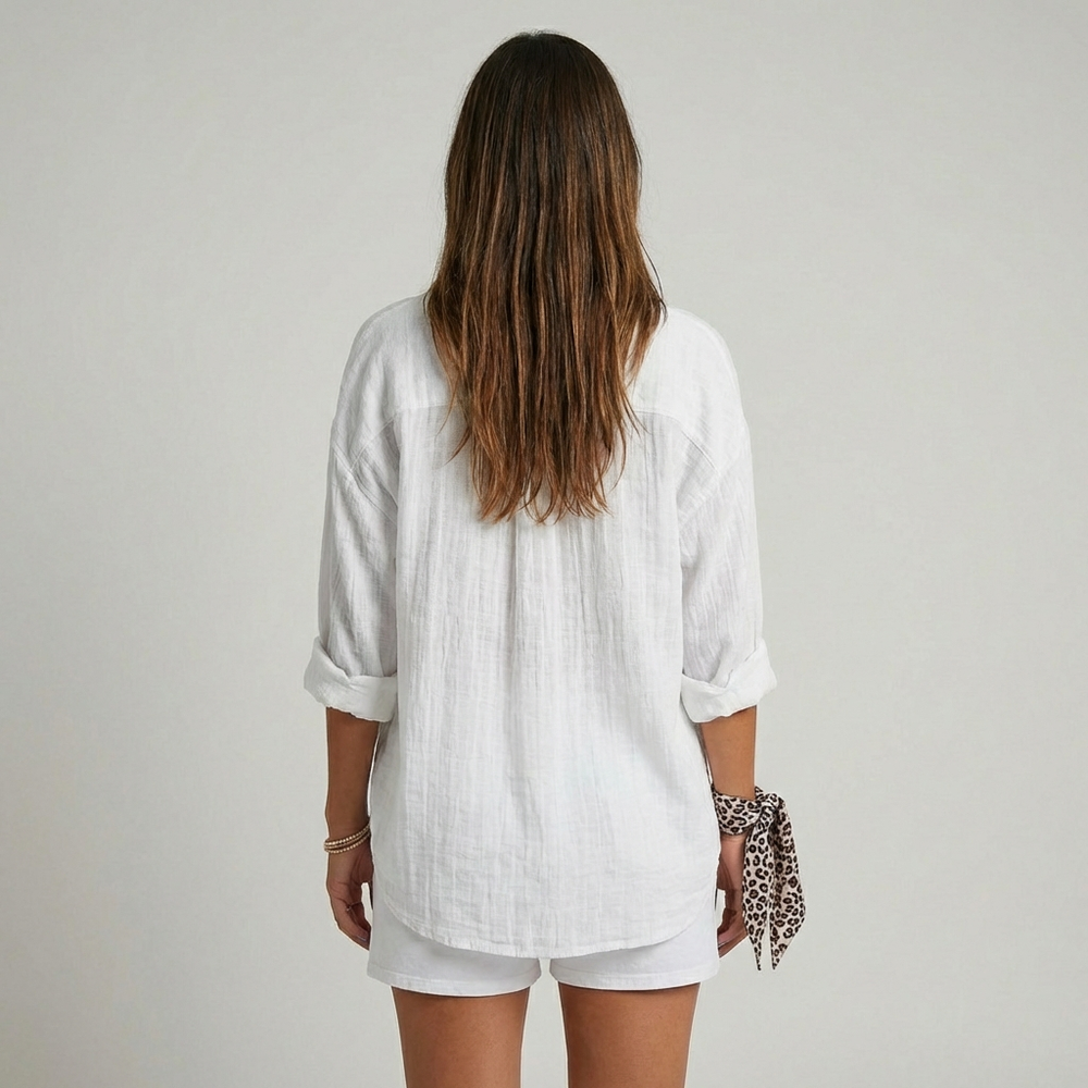 Luchtige comfortabele zomerblouse voor dames, met knopen en losse pasvorm, ideaal voor warme dagen.