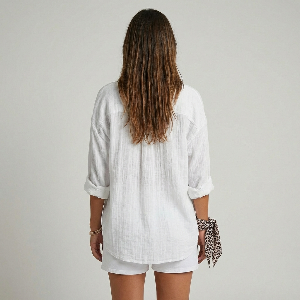 Luchtige comfortabele zomerblouse voor dames, met knopen en losse pasvorm, ideaal voor warme dagen.