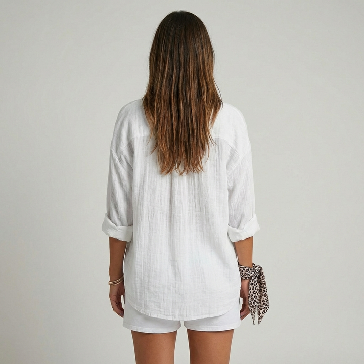 Luchtige comfortabele zomerblouse voor dames, met knopen en losse pasvorm, ideaal voor warme dagen.