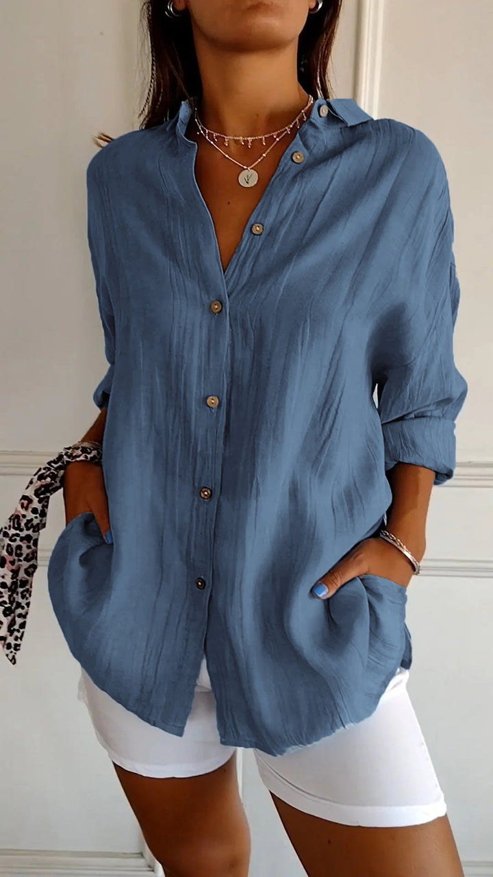 Ademende loszittende damesblouse met elegante knoopjes, ideaal voor een comfortabele én stijlvolle zomeroutfit.