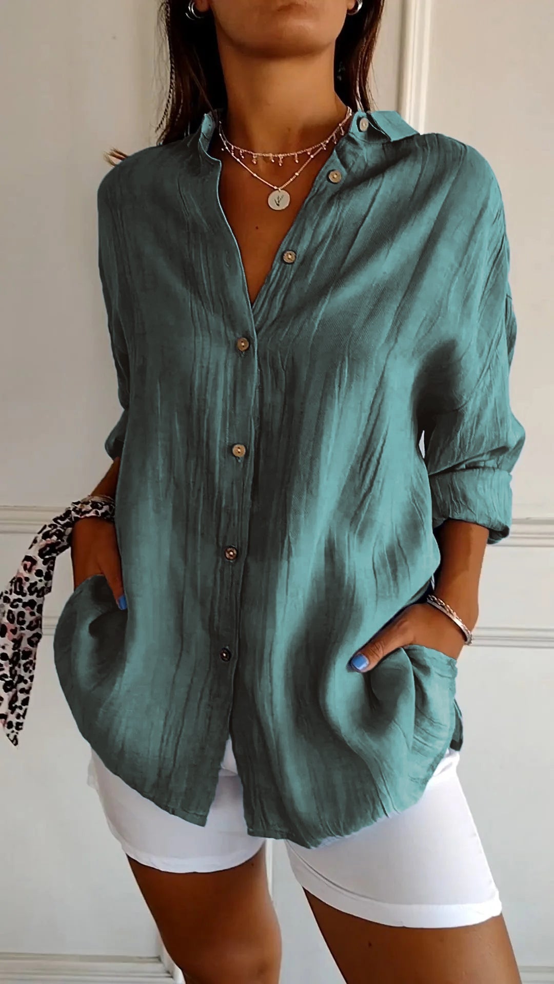Veelzijdige geplooide damesblouse, comfortabel en loszittend, gemakkelijk te stylen voor casual of chique.