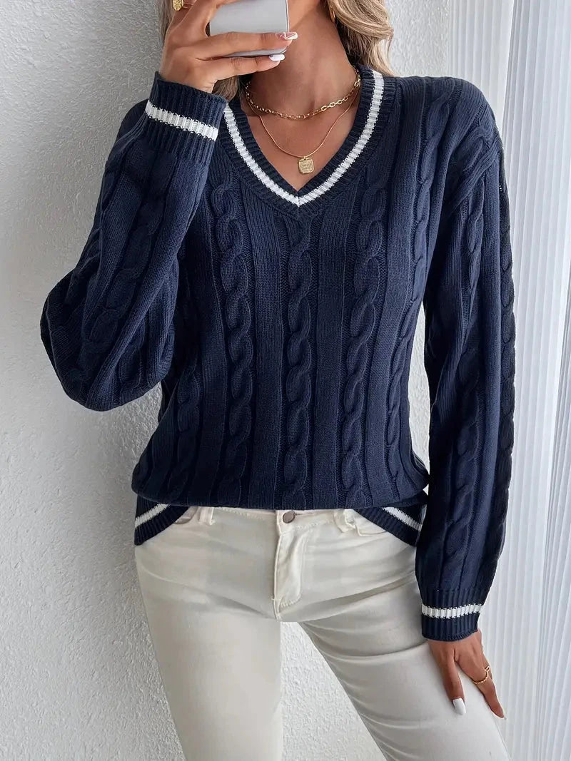 Elegante marineblauwe dames kabeltrui met V-hals, warm gebreid voor de winter. Comfortabele casual look.