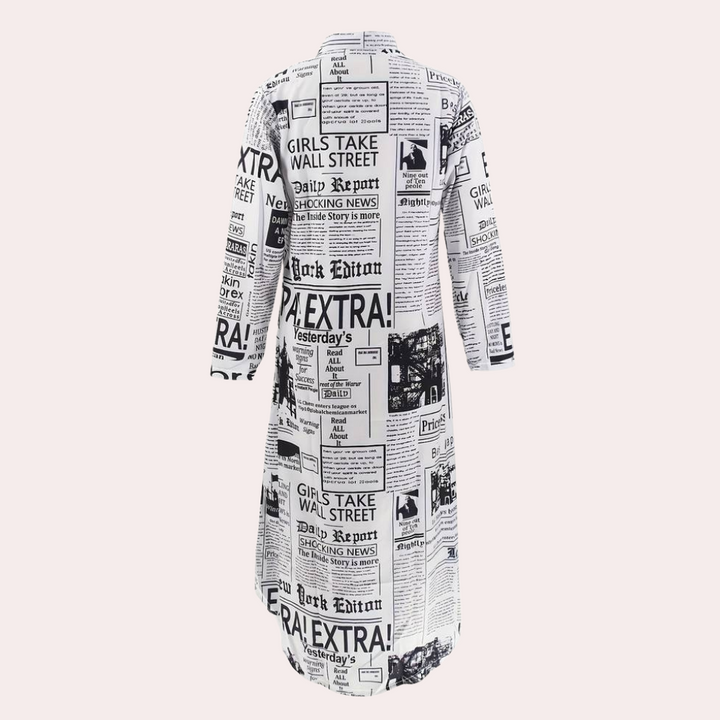 "Elegante maxi Antonia zomerjurk met artistieke kranten print, perfecte pasvorm voor trendy zomerse look."