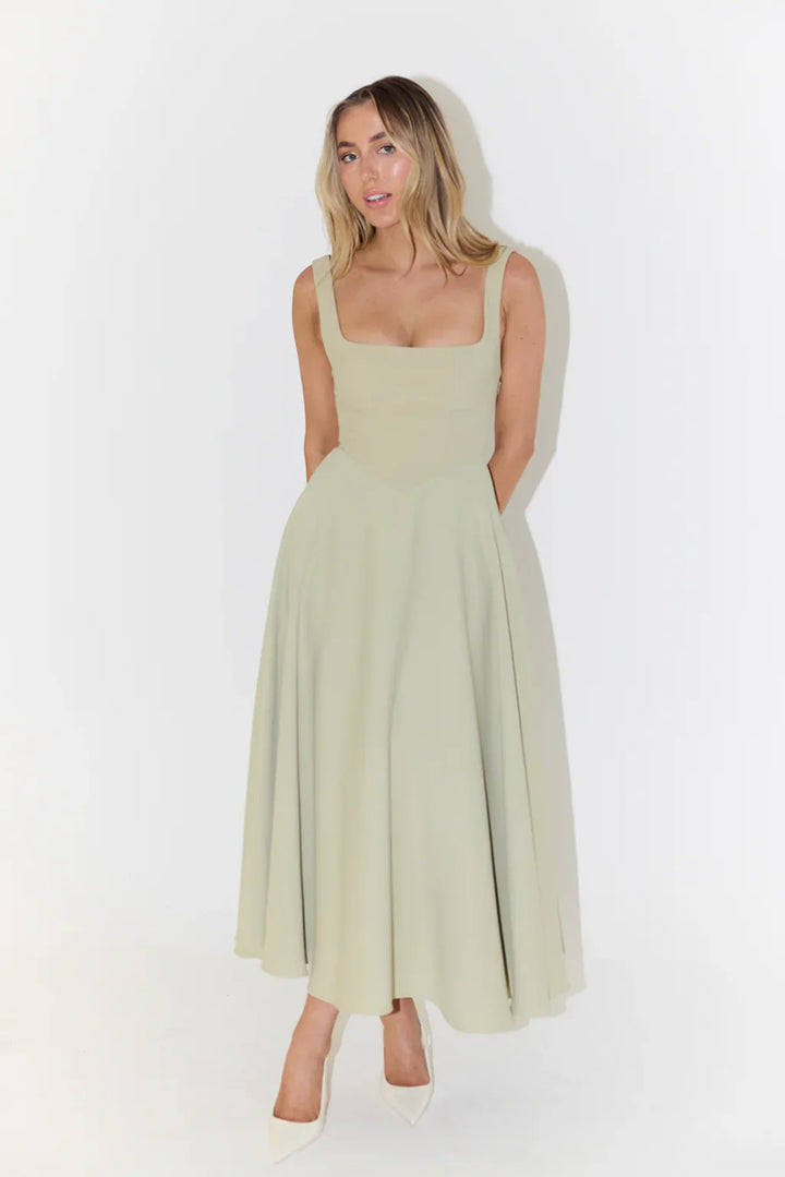 "Elegante midi-jurk met hoge taille en vierkante halslijn, vloeiende stof, benadrukt silhouet en biedt comfort."