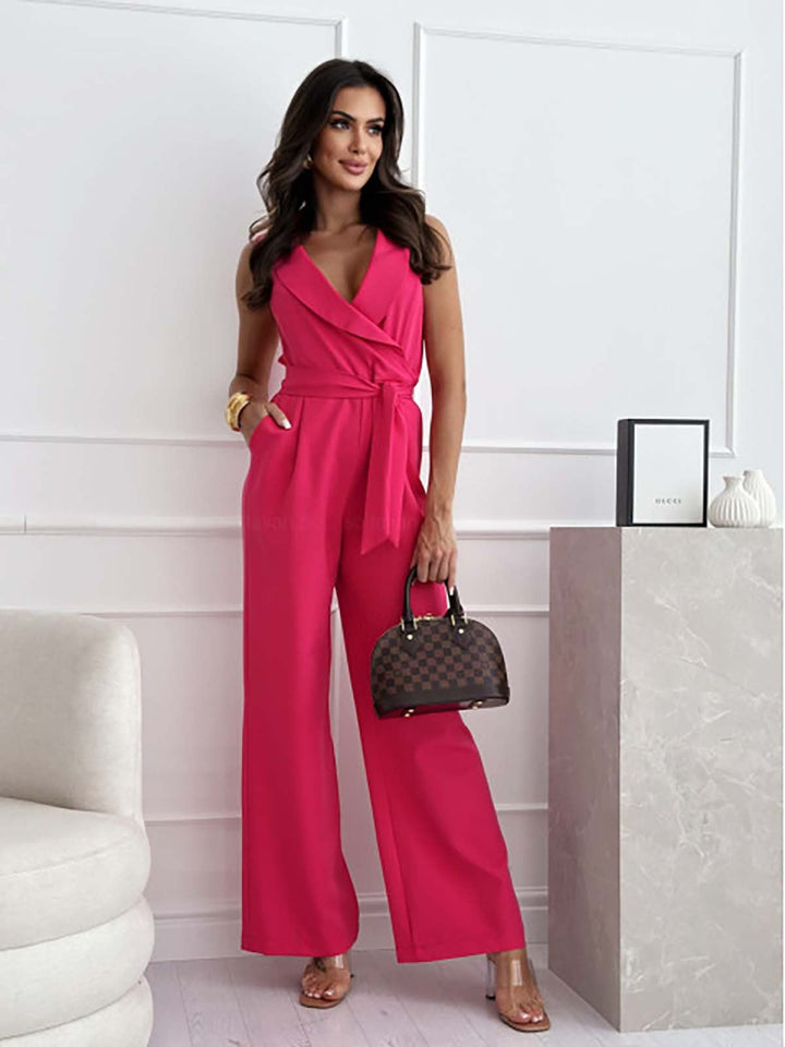 "Elegante mouwloze damesjumpsuit met diepe V-hals, overslagdetail en tailleband voor een stijlvolle, verfijnde look."