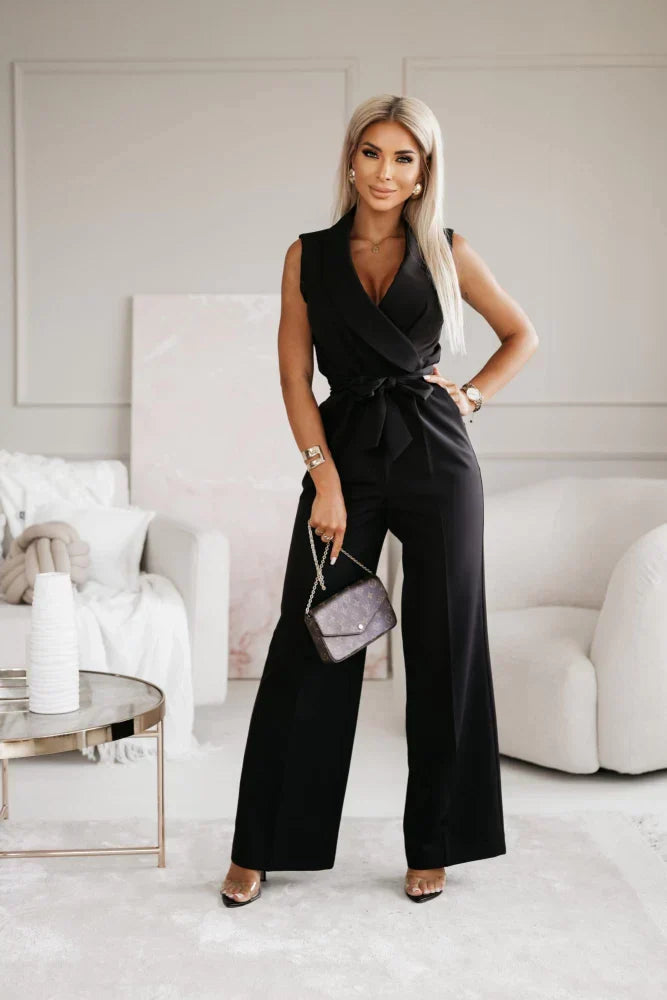 "Elegante mouwloze damesjumpsuit met diepe V-hals, overslagdetail en tailleband voor een stijlvolle, verfijnde look."