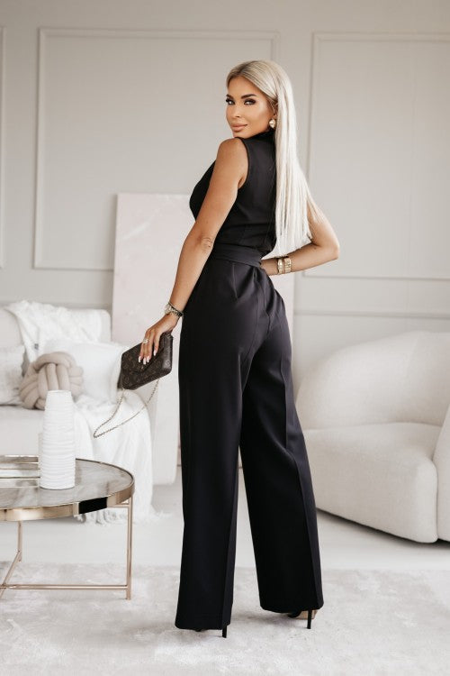 "Elegante mouwloze damesjumpsuit met diepe V-hals, overslagdetail en tailleband voor een stijlvolle, verfijnde look."