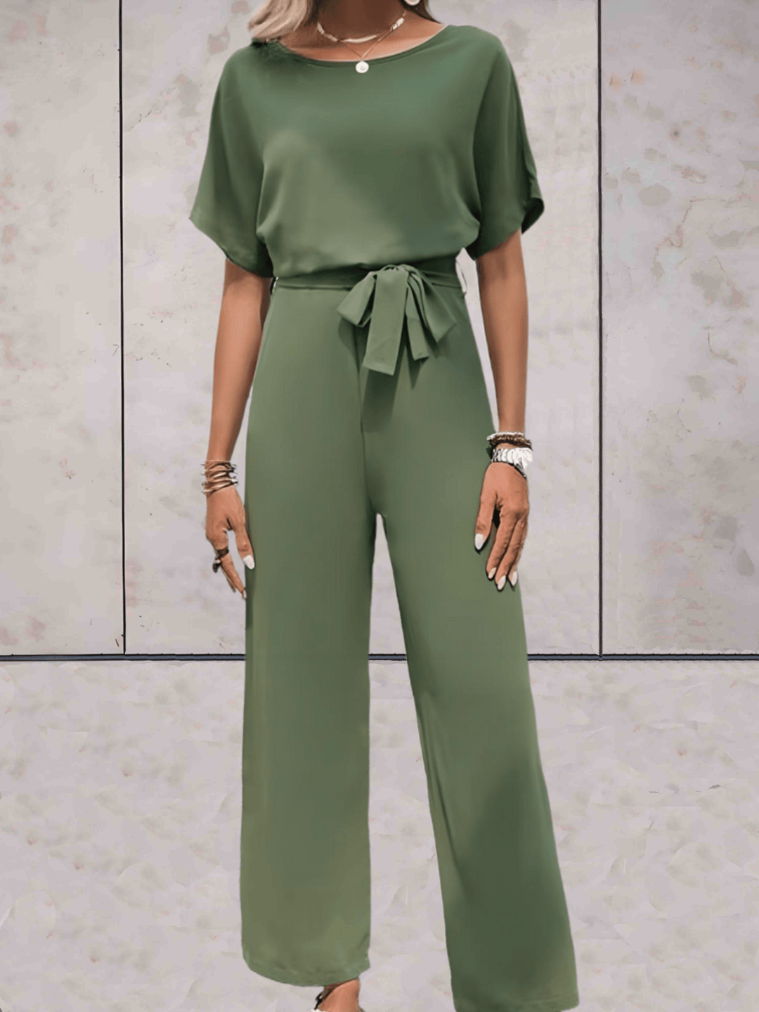 "Elegante Noa jumpsuit voor dames met wijde mouwen en striklinten, comfortabele luchtige stof, ideaal voor elke gelegenheid."