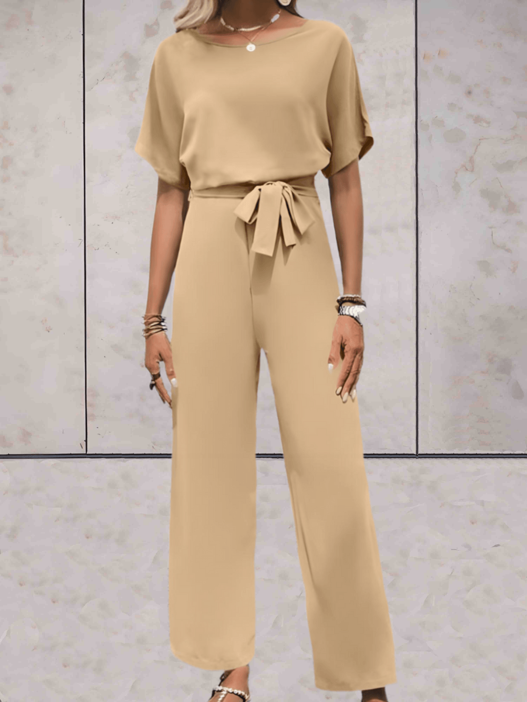 "Elegante Noa jumpsuit voor dames met wijde mouwen en striklinten, comfortabele luchtige stof, ideaal voor elke gelegenheid."
