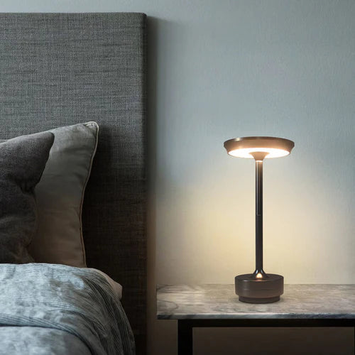 Praktische NordicaLight oplaadbare tafellamp op nachtkastje, dimbare LED voor zacht leeslicht.