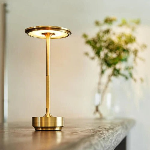 Luxe Scandinavisch design NordicaLight draadloze tafellamp met dimbare LED verlichting voor interieur.